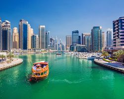 Plavba lodí po kanálu v Dubaj Marina