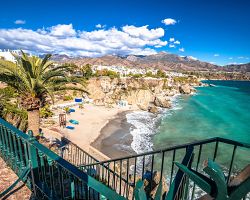 Andaluská krása z perspektivy legendárního Balcón de Europa v městečku Nerja