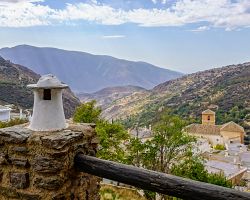 Harmonie mezi historií a přírodou při pohledu na malebné městečko v pohoří Sierra Nevada