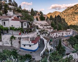 Pohled na maurskou architekturu a jeskynní domy v srdci Granady