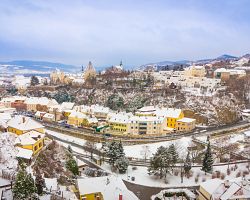 Kouzelný pohled na zasněžené město Krems odrážející klid a pohodu zimního období