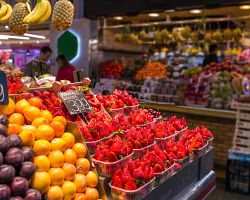 Čerstvé a lákající čerstvé plody na tržnici La Boquería