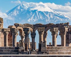 Zříceniny chrámu Zvartnots s výhledem na horu Ararat