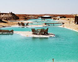 Blahodárná koupel v solných jezerech oázy Síwa