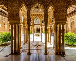 Všudypřítomný arabský vliv v paláci Alhambra v Granadě