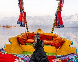 Relax při projížďce na tradiční loďce šikhara