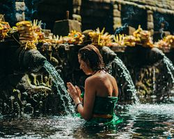 Rituální vodní očista v hinduistickém chrámu Tirta Empul