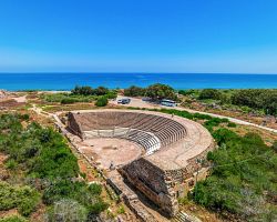 Řecké divadlo v antických ruinách Salamisu