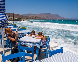 rodinná pohoda v tradiční řecké restauraci