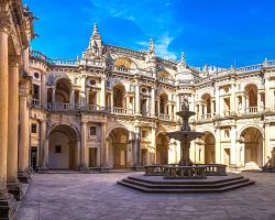 Nádvoří s kašnou kláštera Řádu Kristova v Tomaru