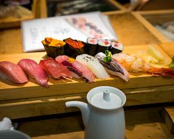 Sushi z tradičního rybího trhu v Tokiu