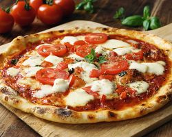 Čerstvá domácí italská pizza Margherita s buvolí mozzarellou a bazalkou