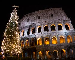 Kouzelná atmosféra u Kolosea s vánočním stromem