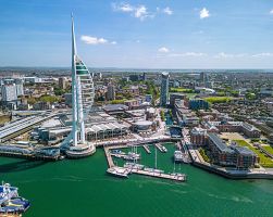 Panorama Portsmouth s přístavními doky a dominantou Emirates Spinnaker Tower