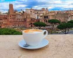 Vychutnejte si pravou italskou kávu s výhledem na Forum Romanum v Římě…