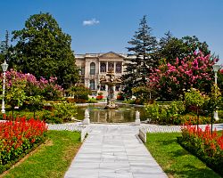 Nádherný palác Dolmabahçe v Istanbulu a jeho překrásné zahrady