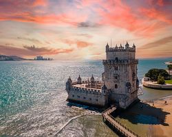 Lisabonská obranná věž Torre de Belém z 15. století ve stejnojmenné čtvrti