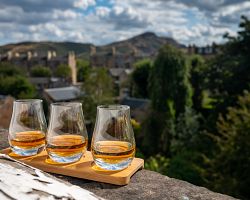 Ochutnávka skotské whisky k zájezdu patří