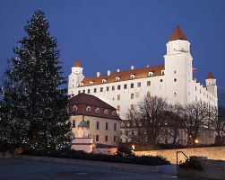 Impozantní bílý Bratislavský hrad