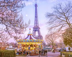 Eiffelova věž a jeden ze slavných pařížských kolotočů