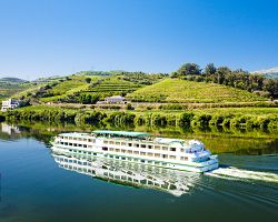 Údolí řeky Douro můžete poznat z paluby lodi