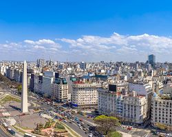 Obelisk na náměstí Plaza de la Républika na hlavní dopravní tepně v Buenos Aires