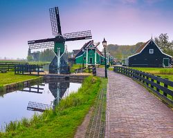Tradiční dřevěný větrný mlýn v holandské vesničce Zaanse Schans