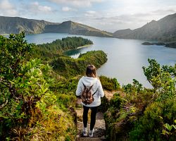 Sestup malebnou krajinou k jezeru Lagoa do Fogo na azorském ostrově São Miguel