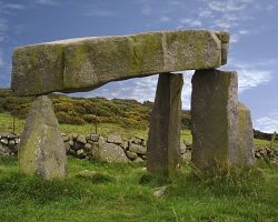 Megalitická hrobka Legananny Dolmen – dominanta kamenného kruhu v hrabství Down