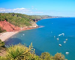 Pohoda Anglické riviéry – pláž Babbacombe s červeným pískem u Torquay…