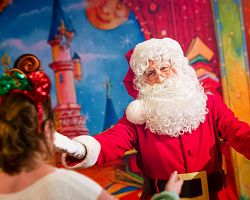 V Disneylandu potkáte i Santa Clause… Připraveni?