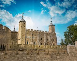 Pevnost Tower of London na břehu Temže