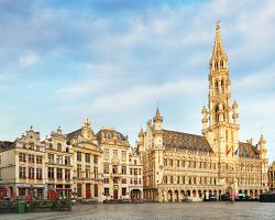 Nezvykle prázdné hlavní náměstí Grote Markt v Bruselu