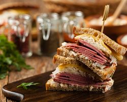 Reuben Sandwich, nejslavnější sendvič z proslulých newyorských deli