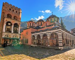 Výzdoba Rilského monastýru hrající barvami bulharského kroje