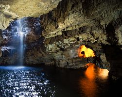 Úchvatný vodopád v jeskyni Smoo Caves v geoparku North West Highlands