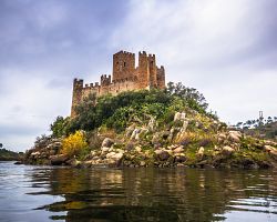 Tajemný hrad Almourol na březích řeky Tajo v Portugalsku