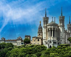 Impozantní bazilika Notre Dame de Fourvière v Lyonu