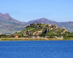 Kouzelný výhled na jezero Van a stejnojmenný hrad