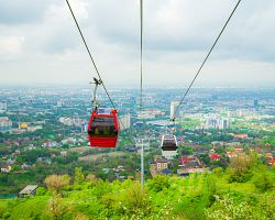 Jízda proslulou kazašskou lanovkou na horu Kok Tube v Almaty