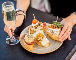 Dokonalá baskická kombinace pintxos a místního vína… Odoláte?