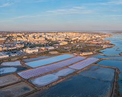 Unikátní solné pánve přírodního parku Ria Formosa u města Olhão