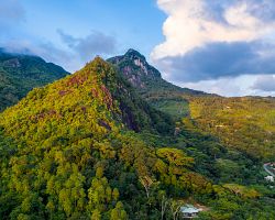 Letecký pohled na národní park Morne Seychellois při západu slunce