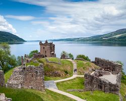 Impozantní zřícenina hradu Urguhart Castle u břehů jezera Loch Ness