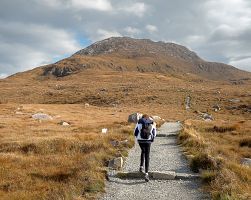 Vydejte se na trek nádhernou horskou krajinou NP Connemara!