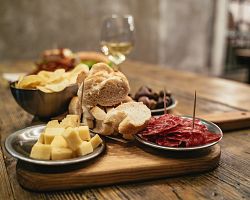 Rozmanité tapas k zakousnutí a vínu