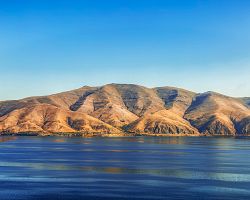 Pohled na klidné a průzračné arménské jezero Sevan