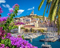 Přístav města Marseille a bazilika Notre-Dame de la Garde