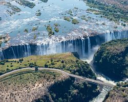 Úchvatná podívaná na mohutné Viktoriiny vodopády na řece Zambezi v Zimbabwe