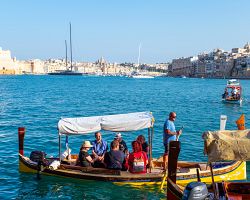 Plavba loďkou z maltské Valletty na protilehlé Trojměstí